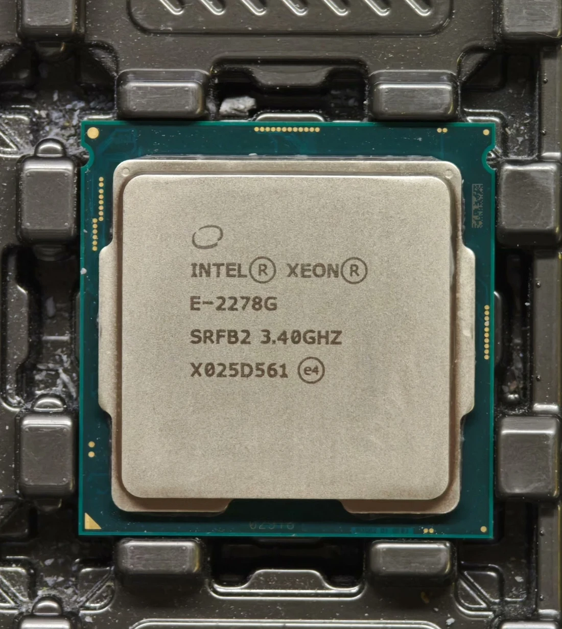 Intel Xeon E-2278G — product reference photo 1
