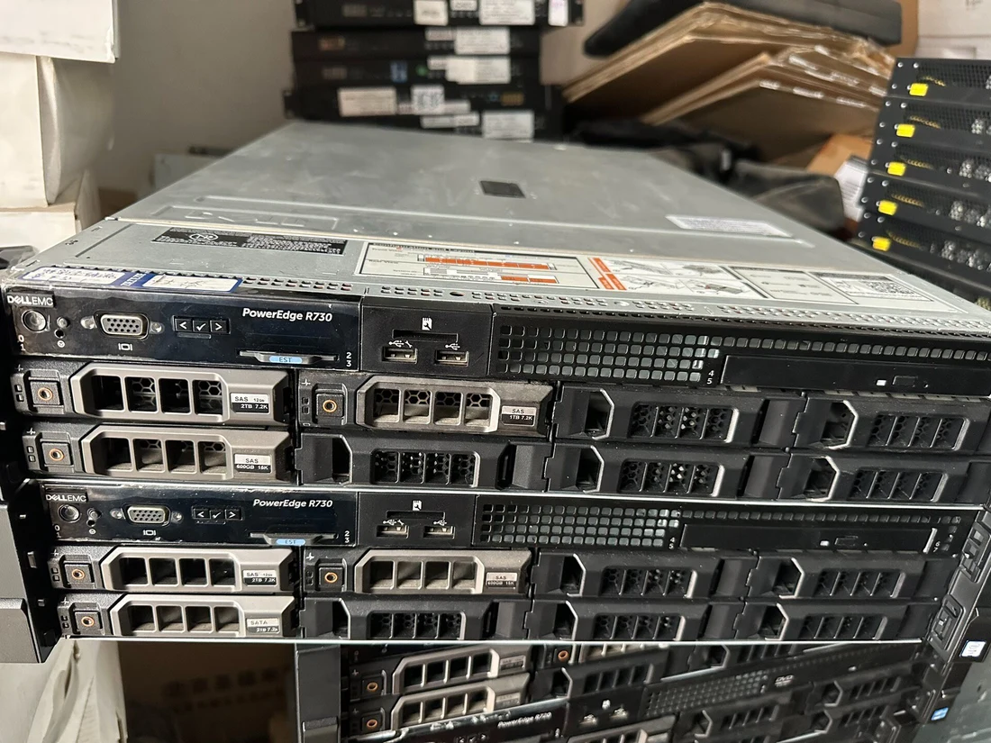 PowerEdge R720 — reference photo including other products 1