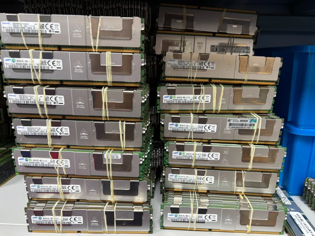 Samsung 32GB DDR3L-1866 LRDIMM 4Rx4 — reference photo including other products 1