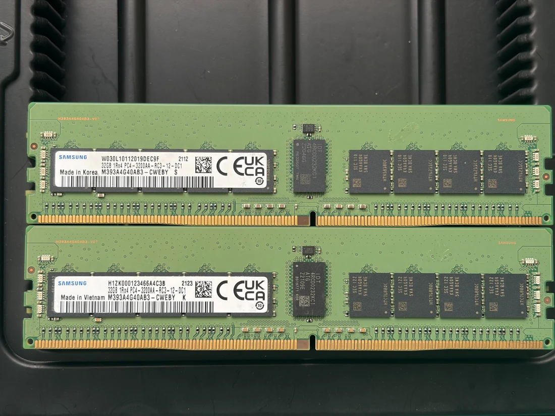 M393A4G40AB3-CWEBY — product reference photo 1