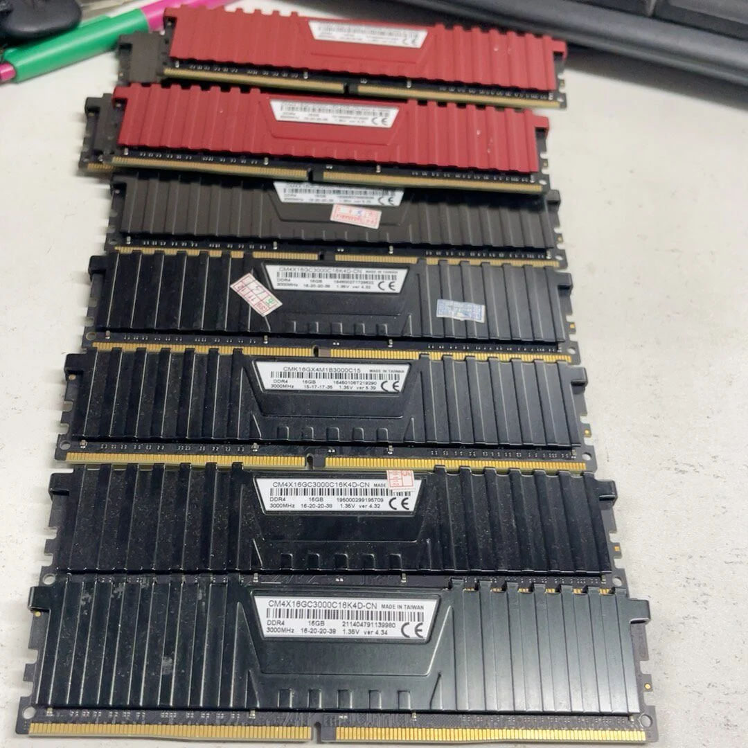 CMK16GX4M1B3000C15 — reference photo including other products 1