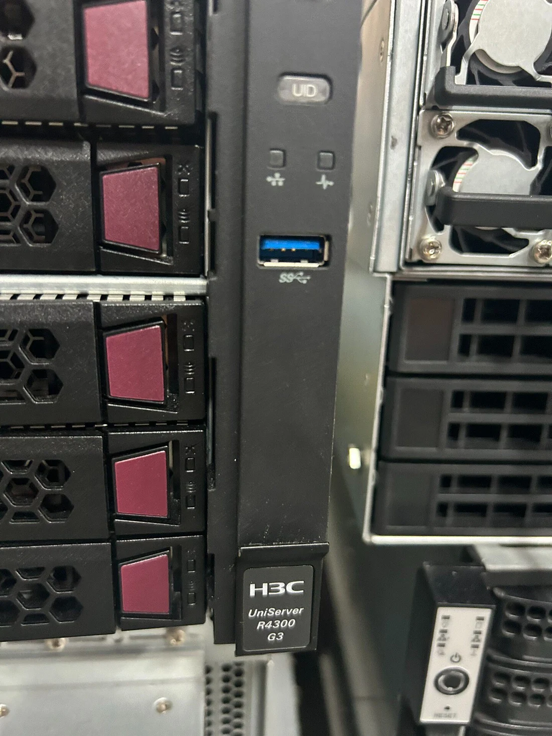 UniServer R4300 G3 — label reference photo 1