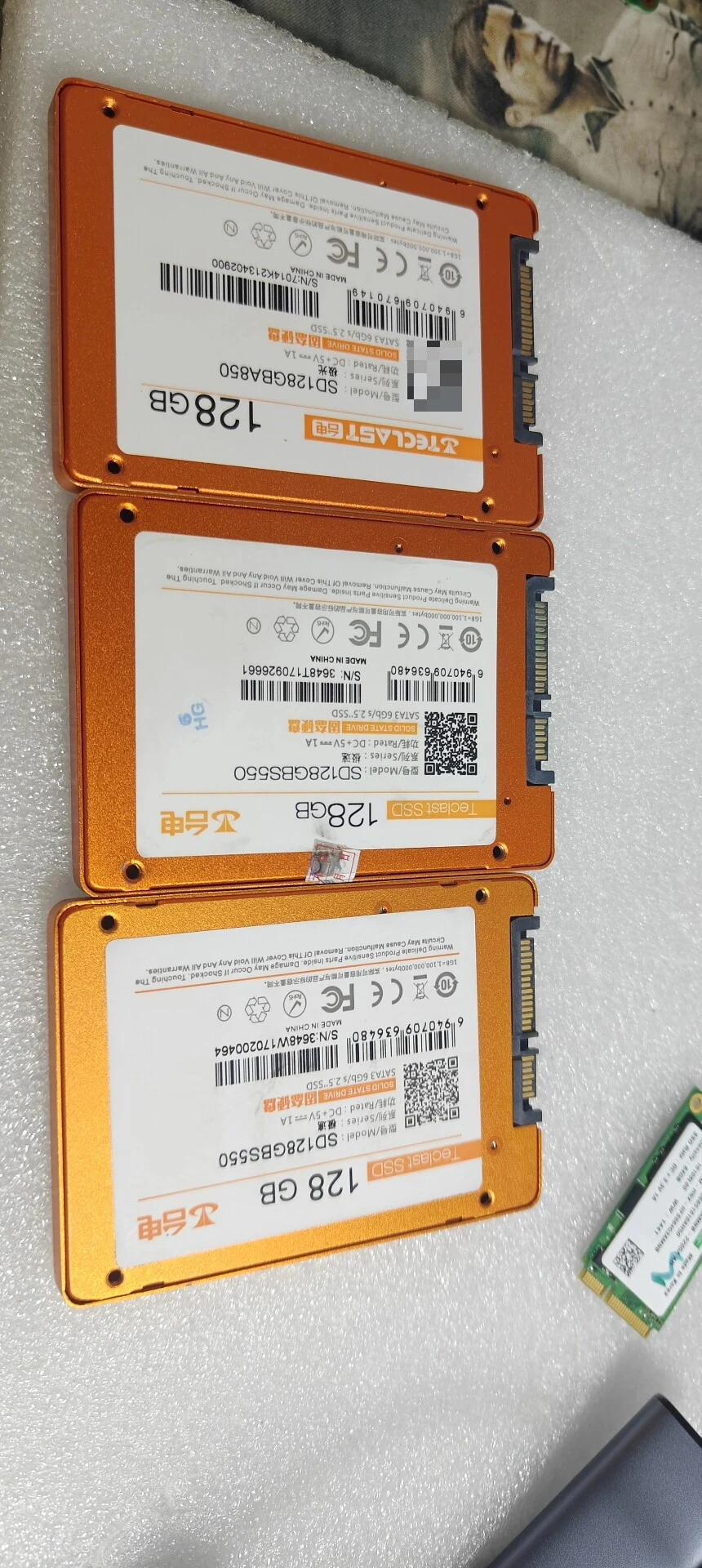 SD128GBA850 — reference photo including other products 1