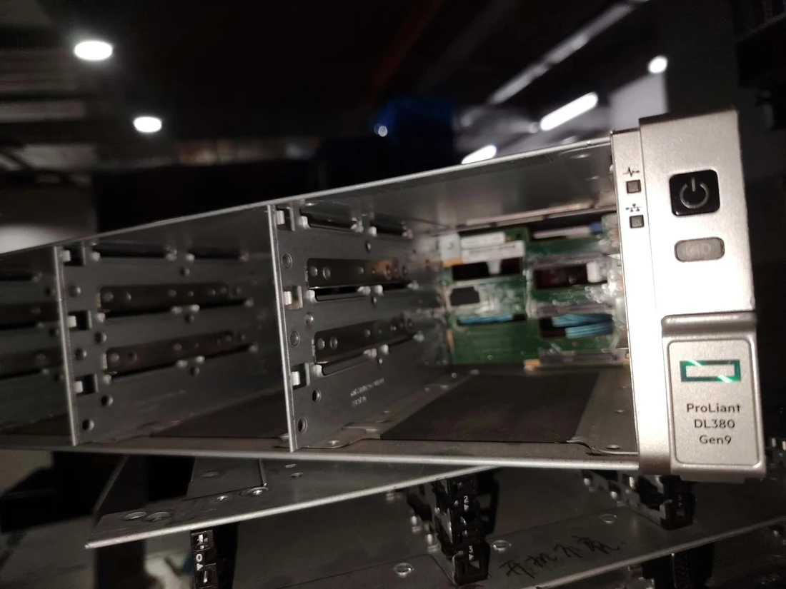 ProLiant DL380 Gen9 — label reference photo 1
