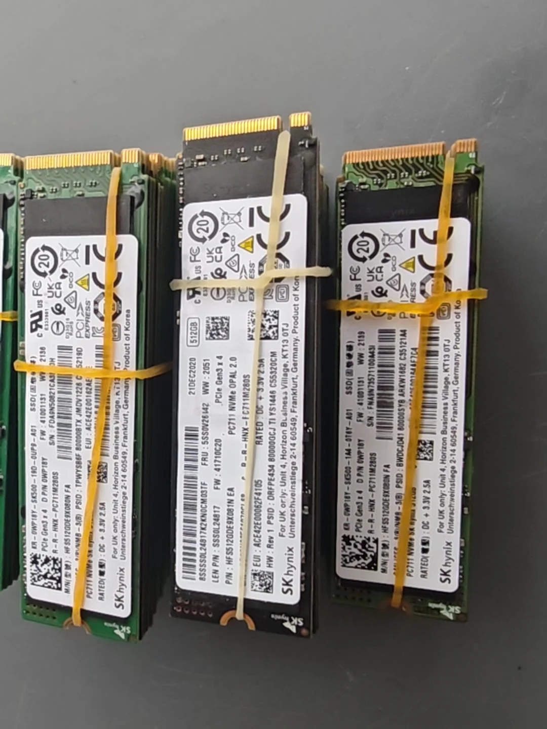 HFS512GDE9X081N EA — reference photo including other products 1