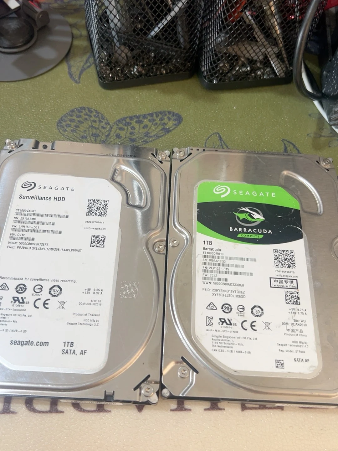 ST1000VX001 — reference photo including other products 1